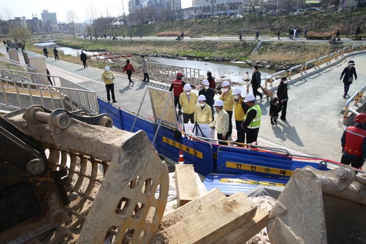 2021년 해빙기 재난 취약시설 안전점검_와산교 수문 재설치 현장 이미지